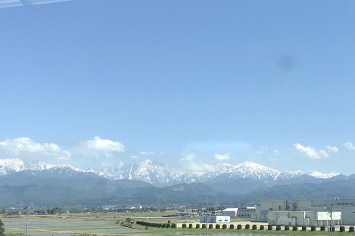 日本アルプスにはまだ雪が残ってました