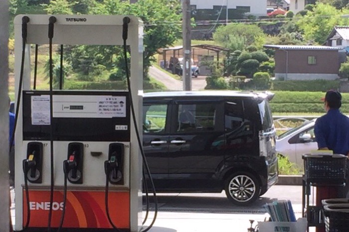 雨で汚れたので手洗い洗車待ち