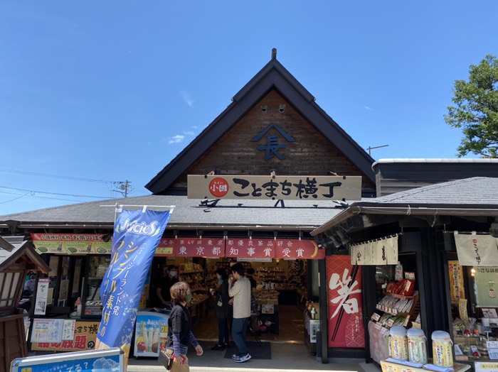 土産物屋前にて