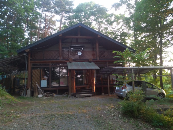 朝日に照らされ