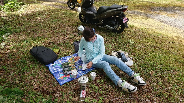 お昼は、おにぎり弁当