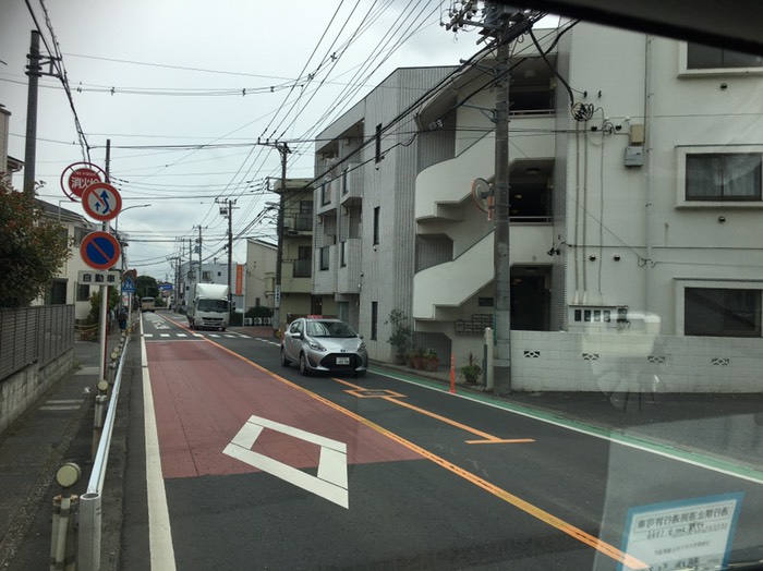 ① 県道沿い住宅前