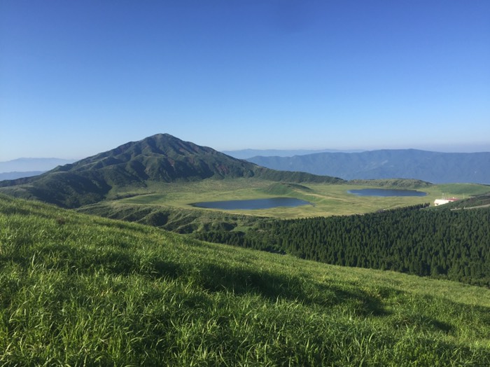 杵島岳中腹より烏帽子岳、草千里