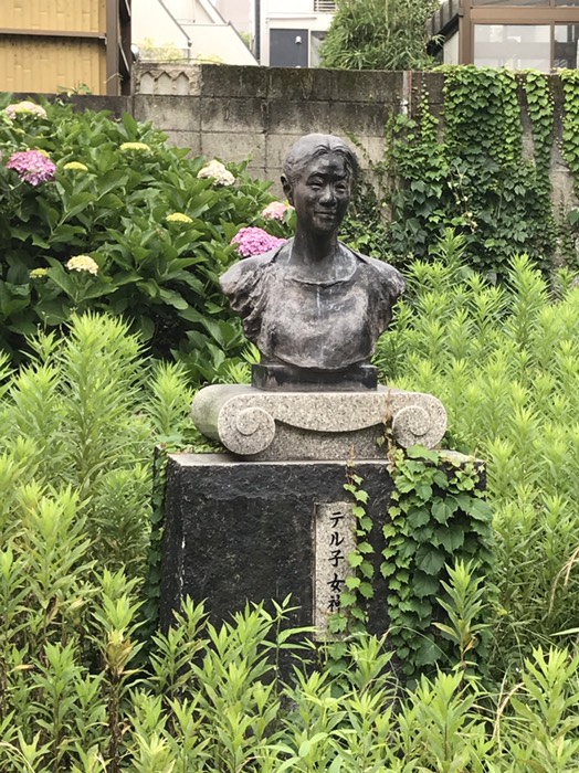 テル子女神像