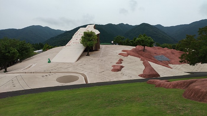 精緻の棟 養老天命反転地