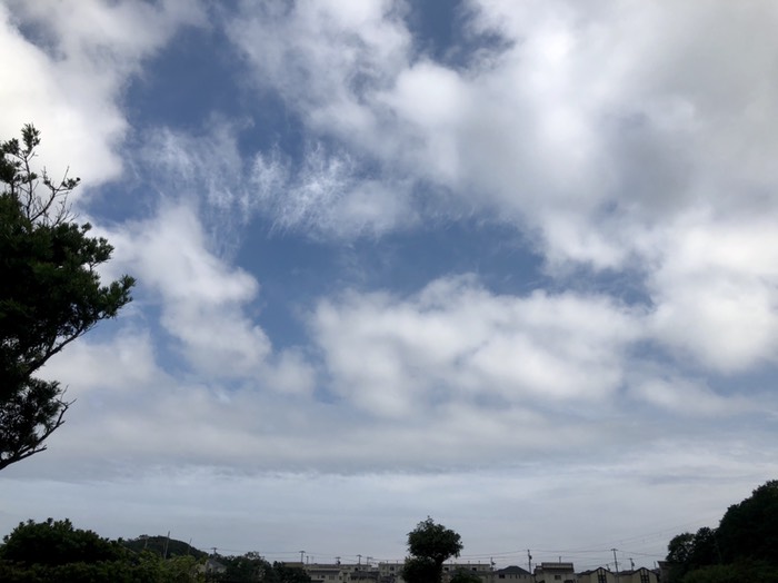 高台は空が綺麗で