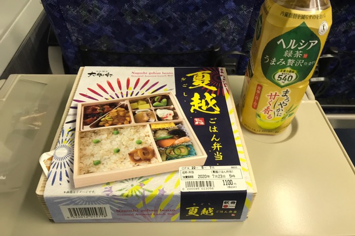 グリーン車でお弁当食べました