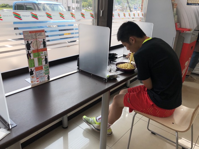 セブンイレブン台場店にて。