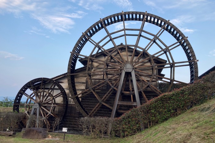 明るい時間の水車