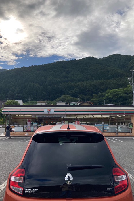 お腹空いたのでセブンイレブンでパン買いました