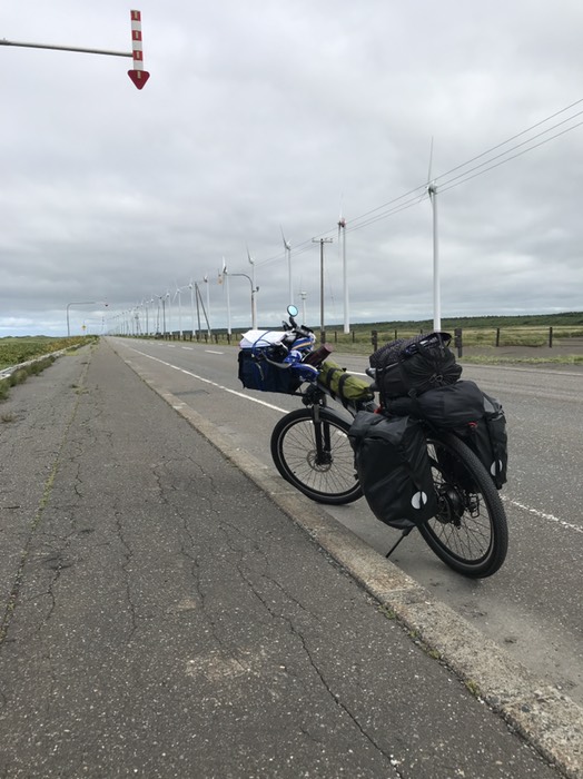 サロベツ原野に並ぶ28基の風力発電