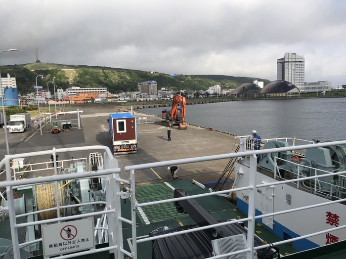 船から稚内港を望む