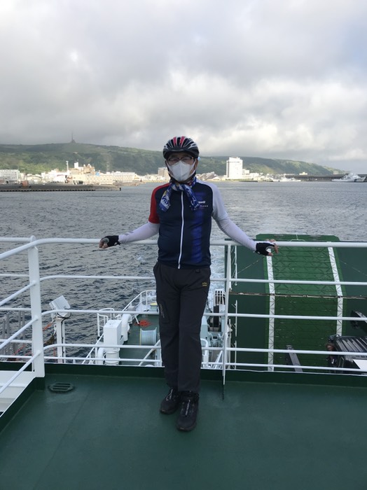 稚内港をバックに