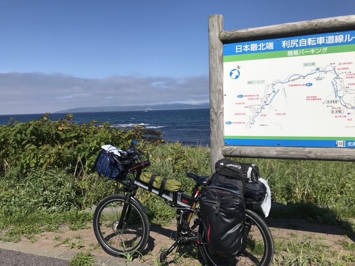 利尻自転車道から礼文島を望む