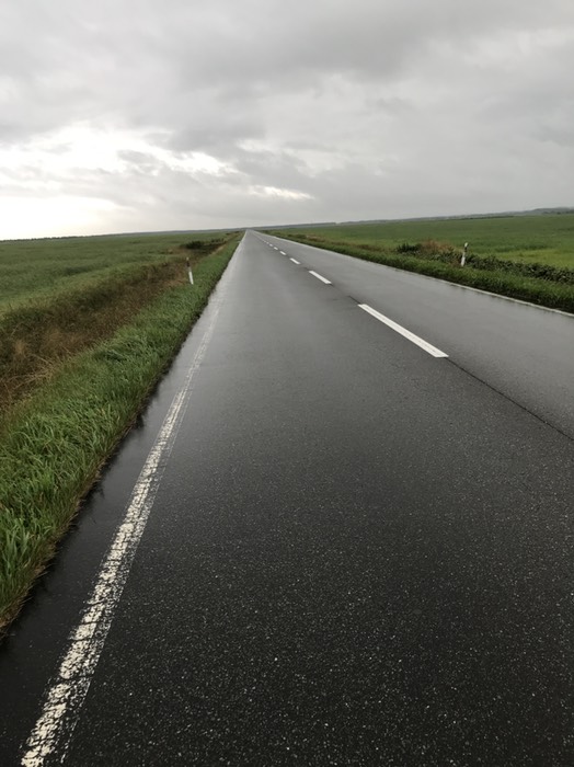 終わりが見えない時空が止まる道