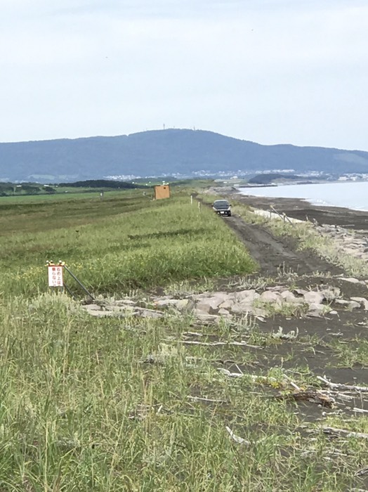 コムケ湖とオホーツクの間を走る2