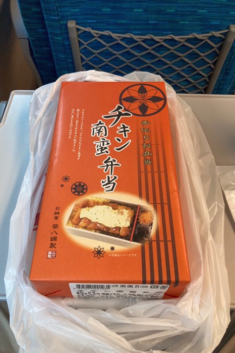 新幹線でお弁当食べます