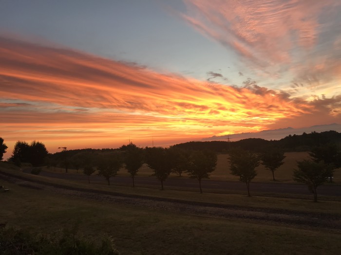 日の出方向から伸びる一筋の雲
