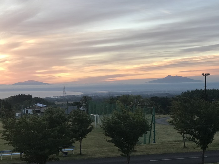 低い雲の上に浮かぶ知床の山