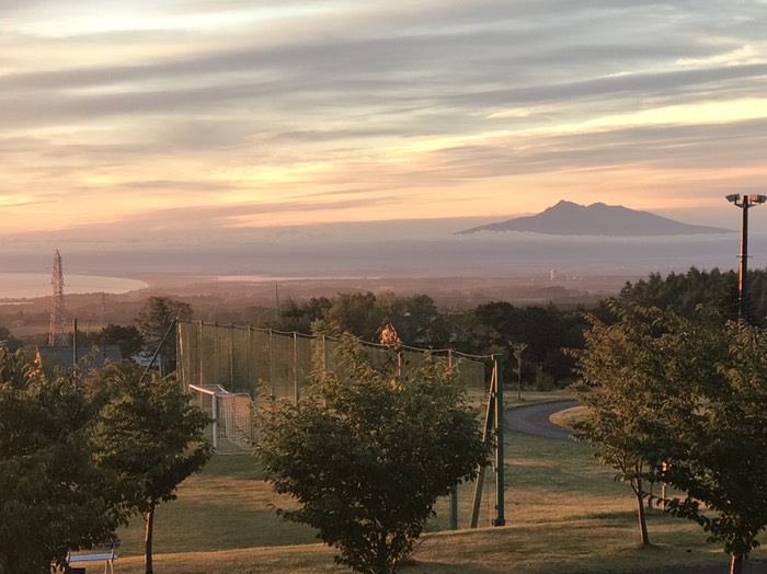 朝日に浮かぶ羅臼岳と斜里への海岸線