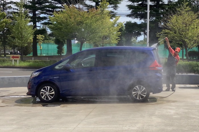 手洗い洗車待ち