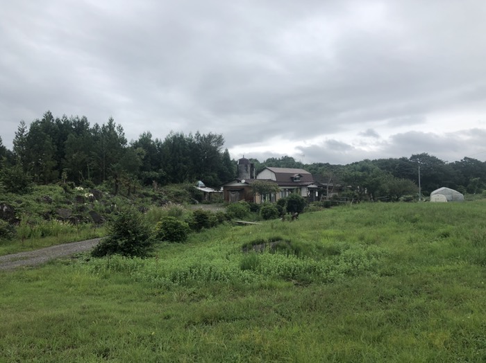 那須連山を背景の牧舎