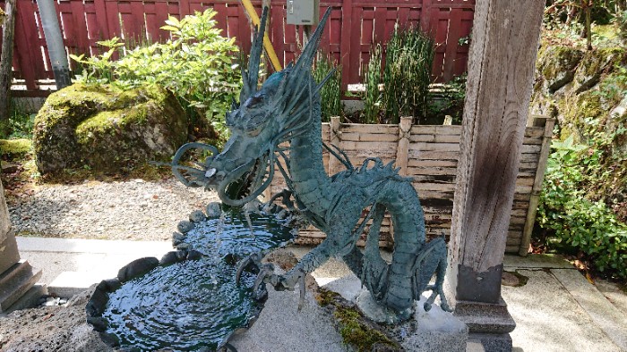 手を洗って浄めましょう。