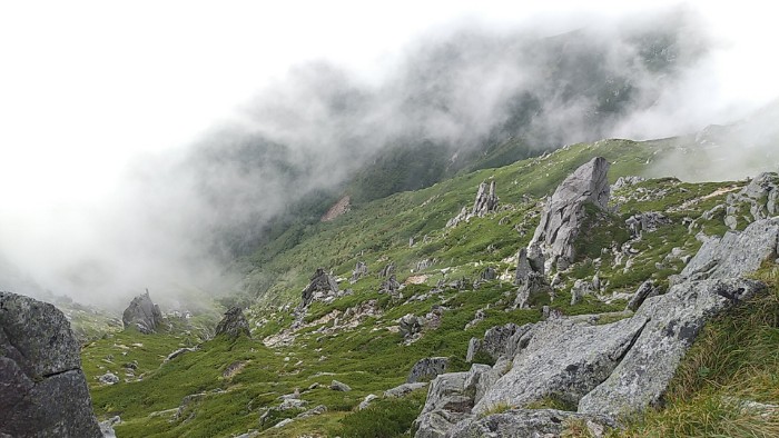 中岳の巻道より