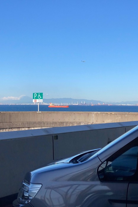 海と富士山と飛行機