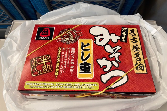 名古屋なのでみそかつ弁当をいただきます！