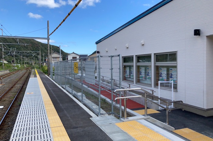 ホームに郵便局併設