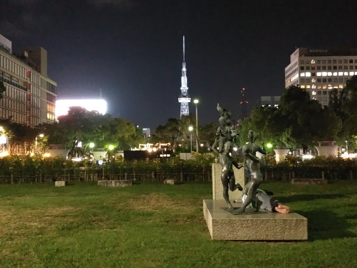 夜の栄 愛の広場