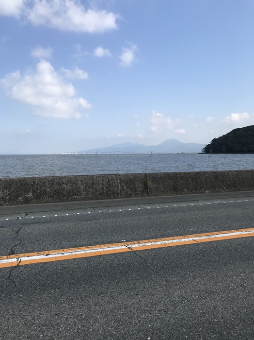 海に並ぶ電柱