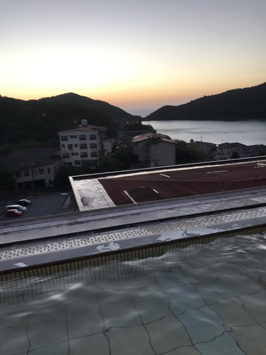 露天風呂からカルデラ湖を望む