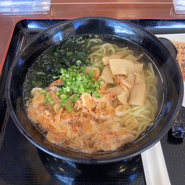 早めのお昼に桜えびラーメンをいただきました