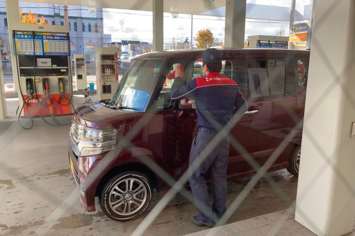 途中雨に降られたし、手洗い洗車待ち〜