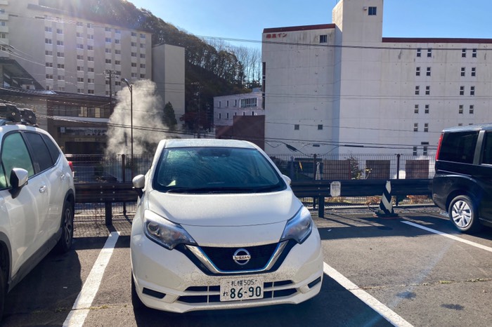 チェックアウトして荷物をクルマへ