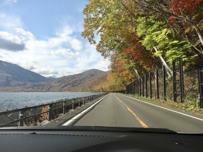 紅葉を眺めながら支笏湖畔ドライブ