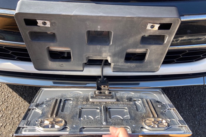 カメラ付きのナンバー枠は取付面倒