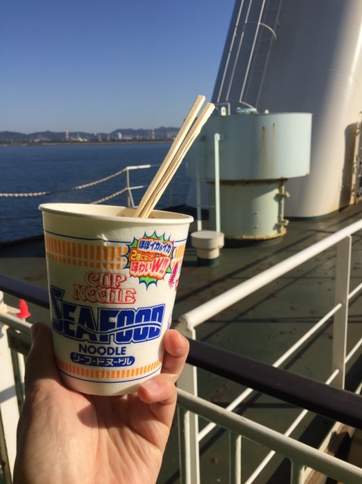 和歌山港を出航 デッキでカップヌードル
