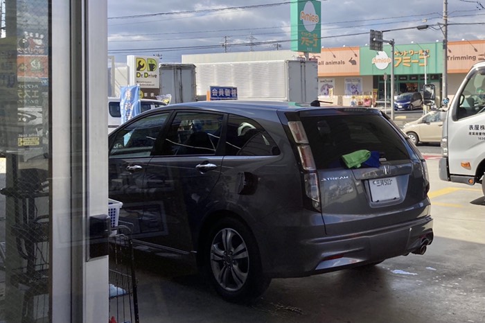 まず手洗い洗車を頼みました