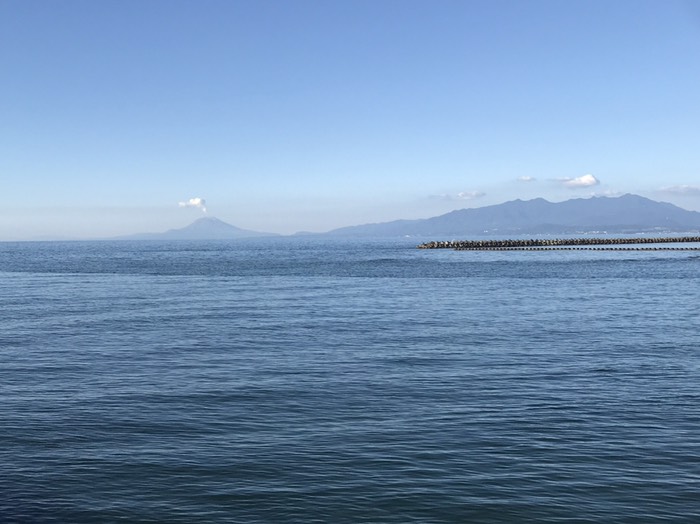 遠くに桜島が見える