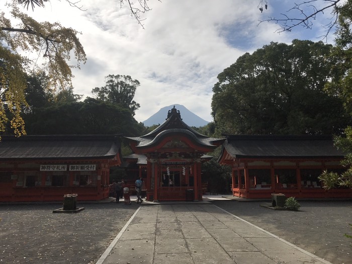 開聞岳をバックに