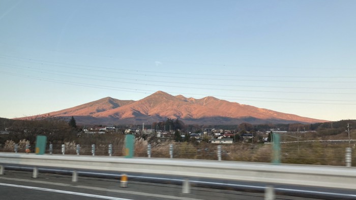 紅葉してる山に夕陽が当たって赤い山に！？