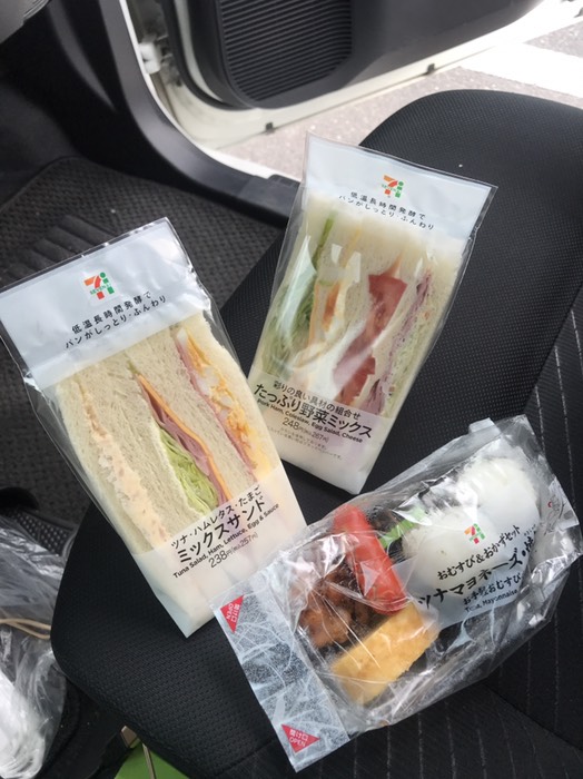 朝食は安定のセブンイレブン