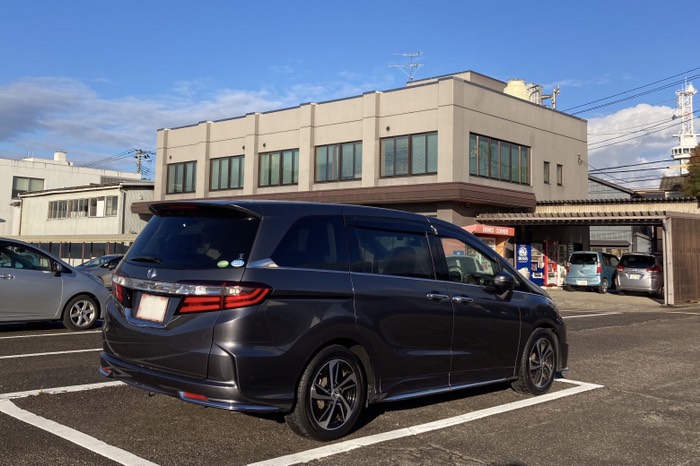 駐車場沢山空いてるのに隣に来たので移動