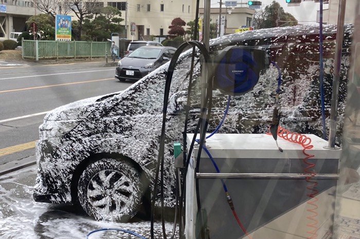 手洗い洗車待ち〜