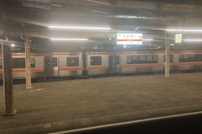 豊橋駅に停車したので目が覚めてしまいました