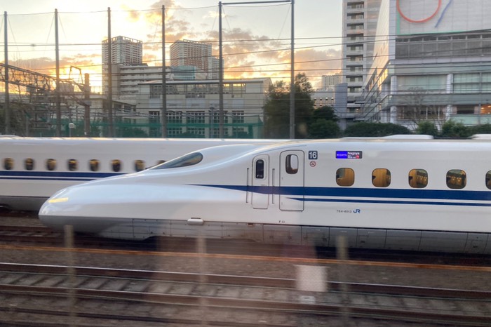 新幹線と並走