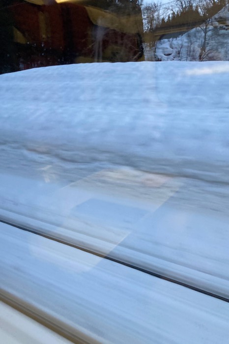 新幹線の走るすぐそばに雪の壁